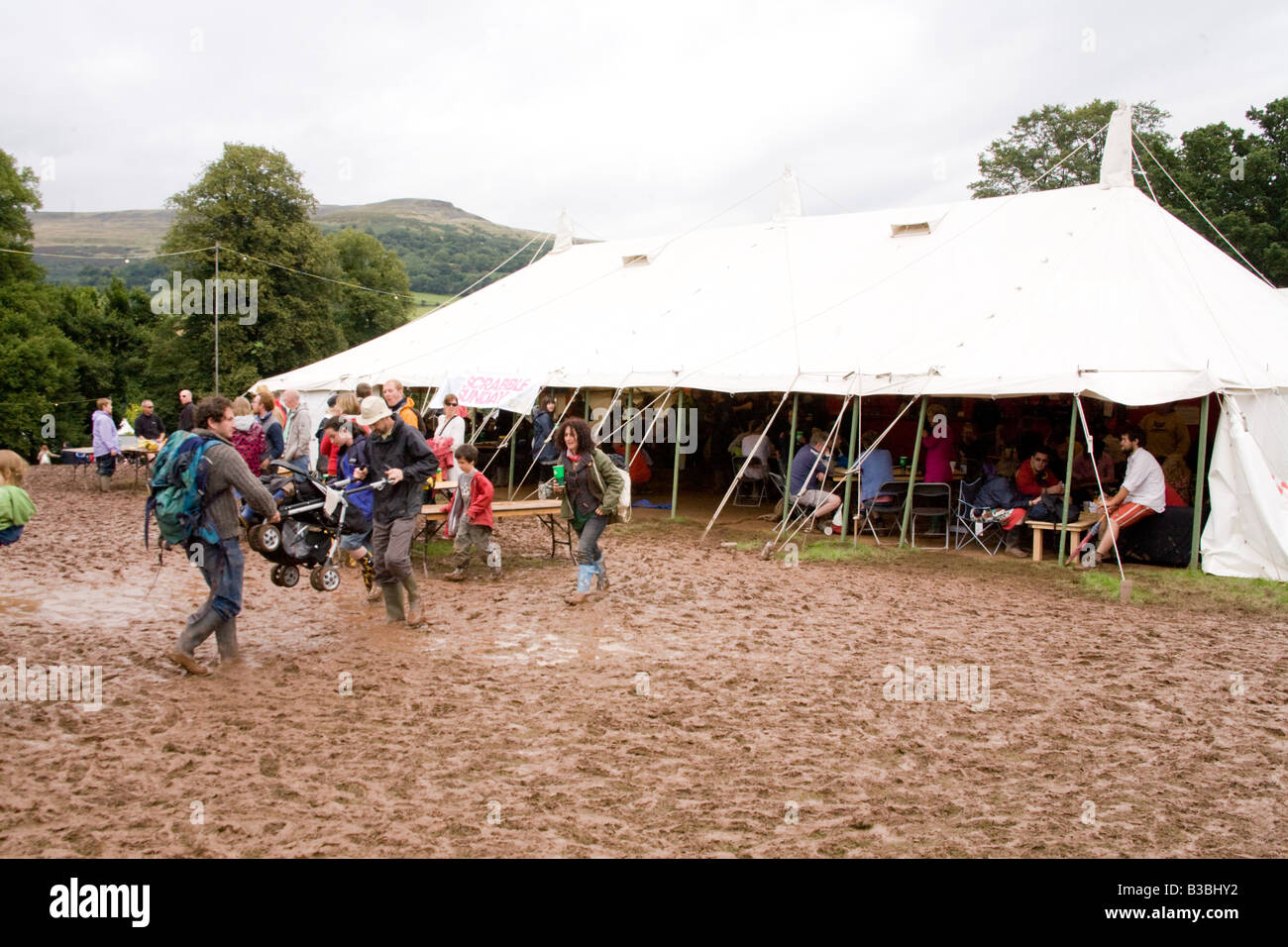 La tente à bière et bar à l'Greenman festival 2008 Brecon Beacons William Henri Gebhard (1827-1905) Pays de Galles U K Banque D'Images