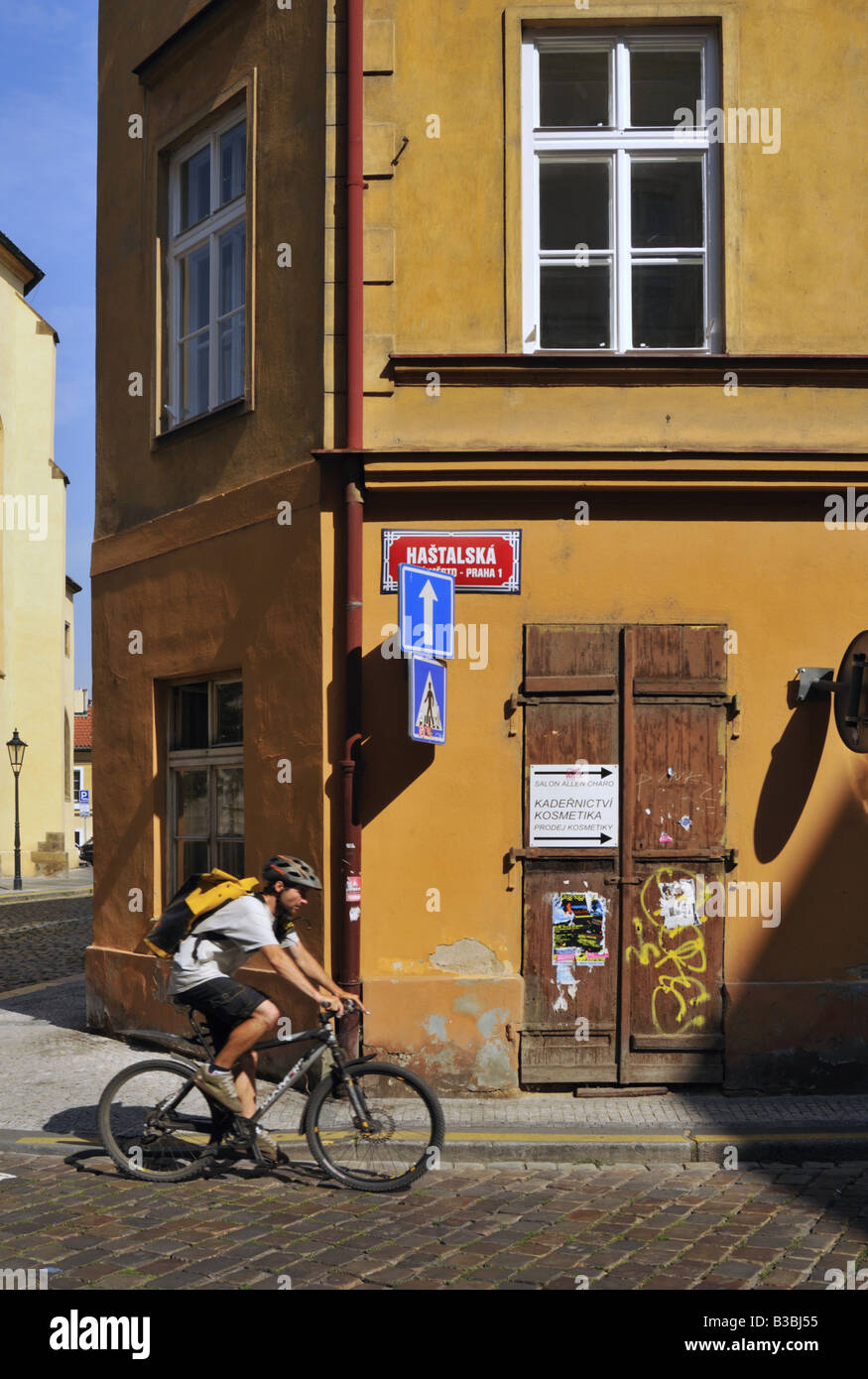 Le port du casque cycliste équestre sur la rue Hastalska pavées dans le quartier juif de Prague Banque D'Images