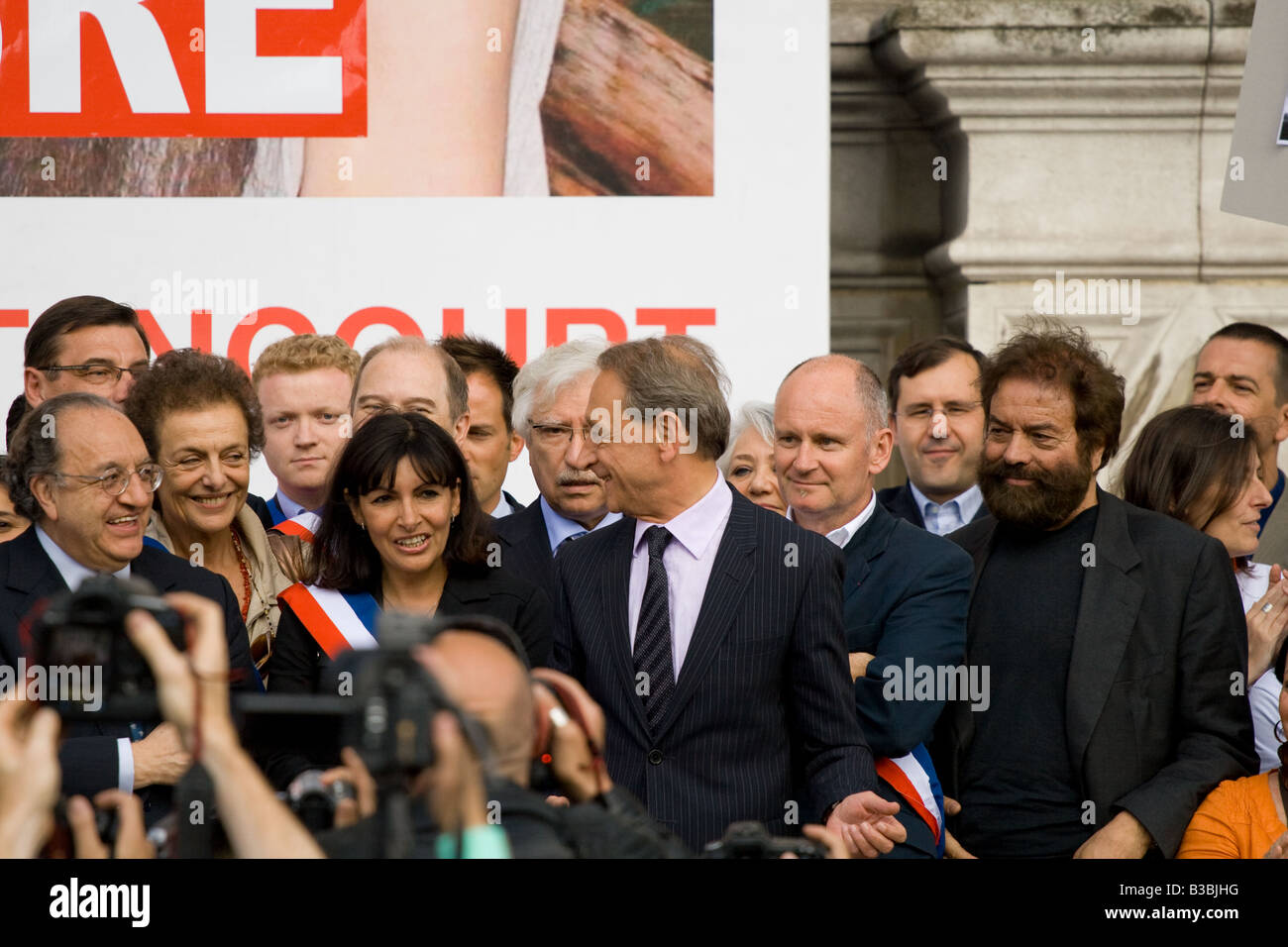 5 juillet 2008. Bertrand Delanoë, le Maire de Paris, se préparant à prendre la parole lors d'un événement pour célébrer la libération d'Ingrid Betancourt. Banque D'Images