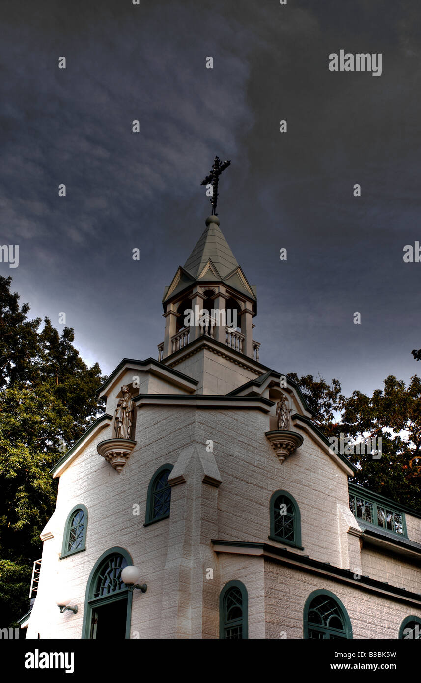 Oratoire Saint Joseph à Montréal, Québec, Canada comme le soleil se couche et la lumière se réfléchit sur les murs en pierre. Au-dessus de ciel bleu avec des nuages. Banque D'Images