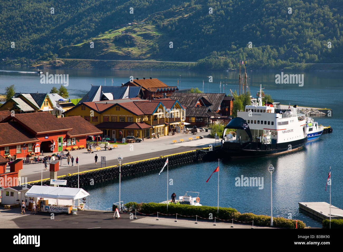 Ferry dock Waterfront et zone de shopping de la ville touristique de Flam Norvège avec ferry, tour, et l'activité bateaux à quai Banque D'Images