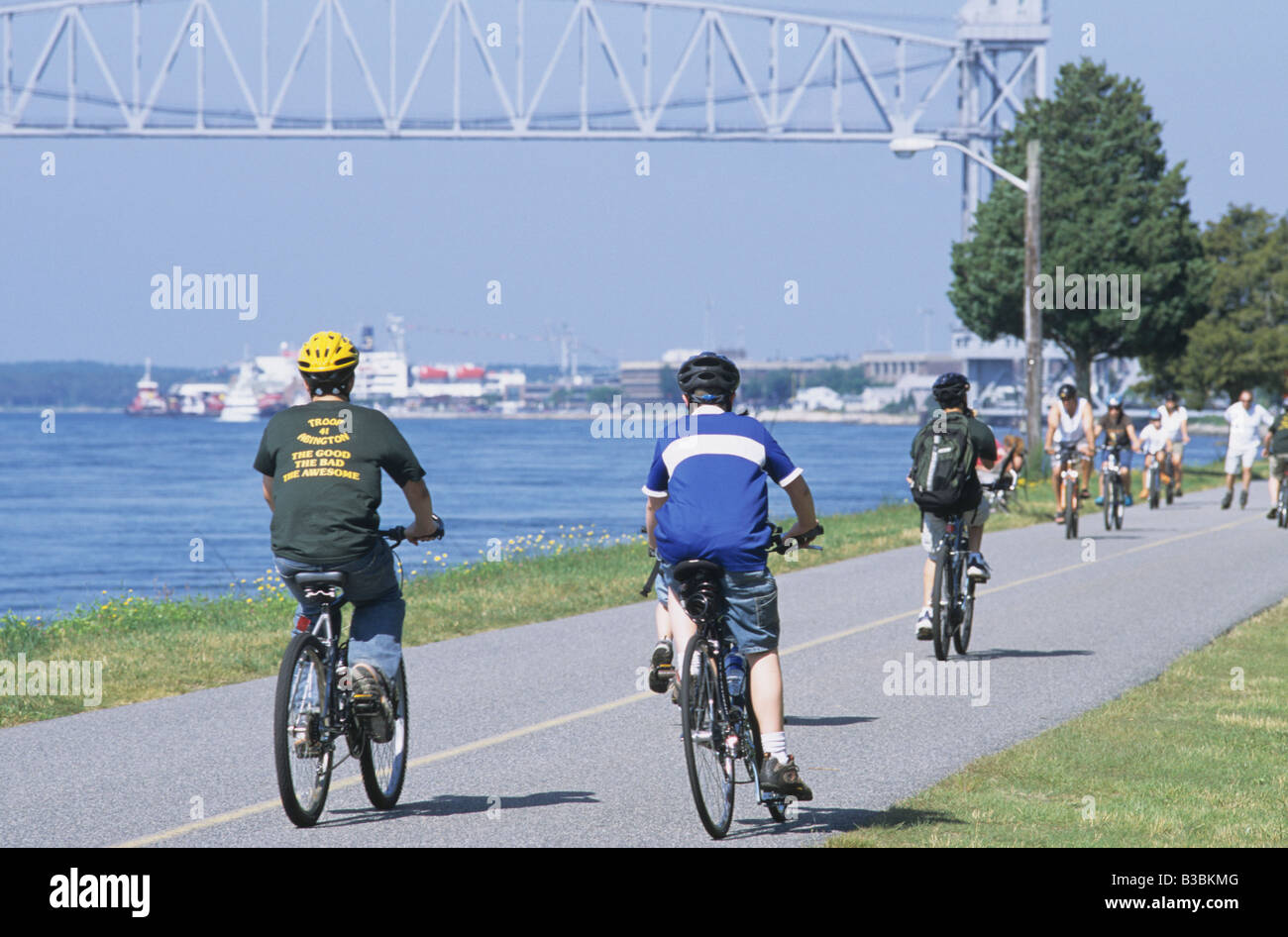 Les vélos sur le long chemin Cape Cod Canal pour les loisirs et les loisirs avec des casques en été. Banque D'Images