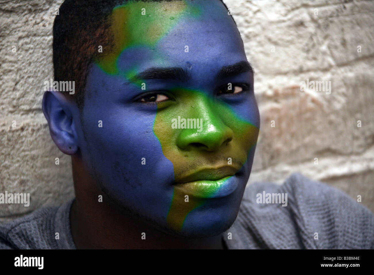 African American Male Portrait avec globe peint sur son visage Image Montage conceptuel Banque D'Images