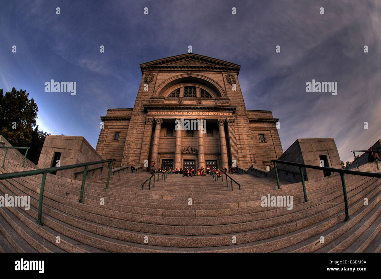 Oratoire Saint Joseph à Montréal, Québec, Canada comme le soleil se couche et la lumière se réfléchit sur les murs en pierre. Ciel bleu avec des nuages au-dessus Banque D'Images