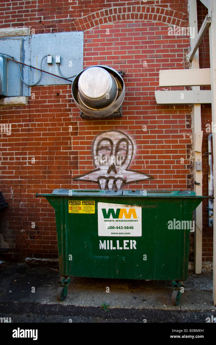 Graffiti en face au-dessus d'une poubelle Banque D'Images