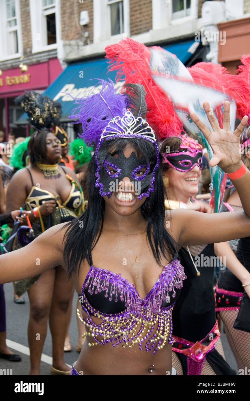 Danseurs au carnaval de Notting Hill, Londres, Angleterre, Royaume-Uni. 25 août 2008. Banque D'Images