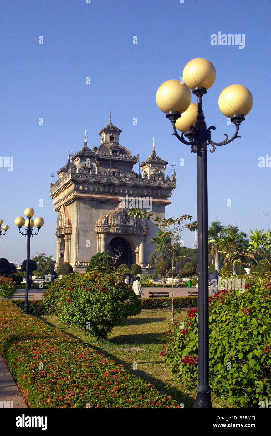 Le Patuxai - Victory Monument à l'extrémité nord de Lane Xang Avenue dans la ville de Vientiane Banque D'Images