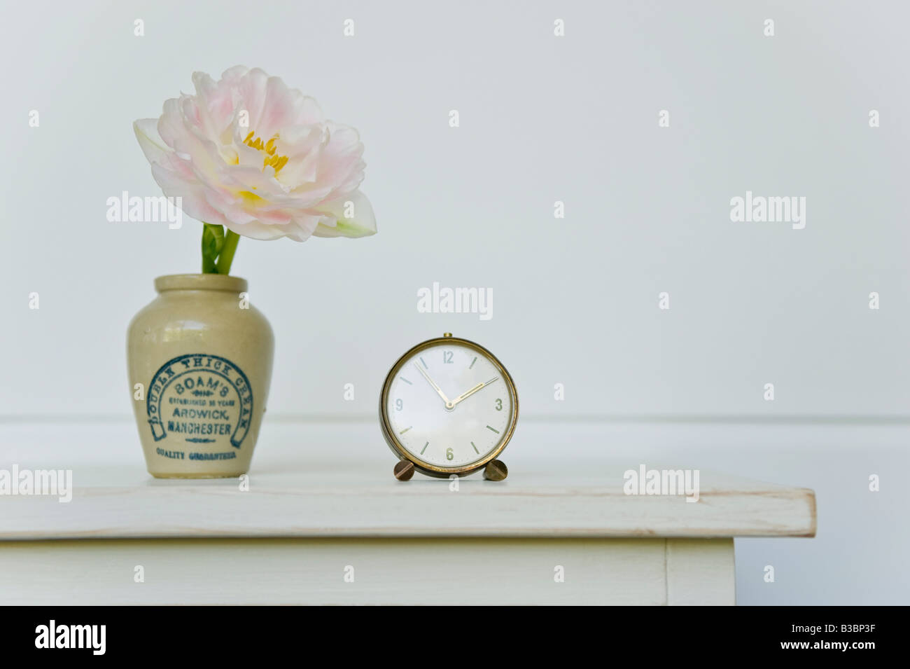 Horloge ancienne et de fleurs dans un vase Banque D'Images