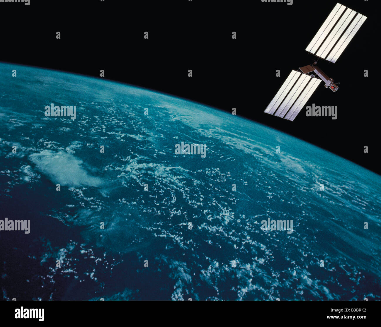 Communications satellite en orbite au-dessus de la planète Terre Banque D'Images