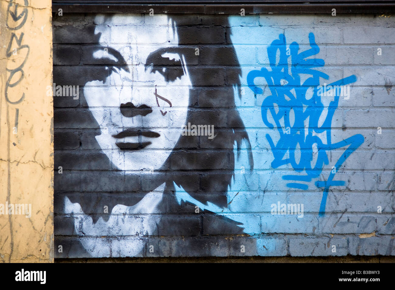 Stencil Graffiti de visage de femme. Le Hanbury Street, Tower Hamlets, London, England Banque D'Images