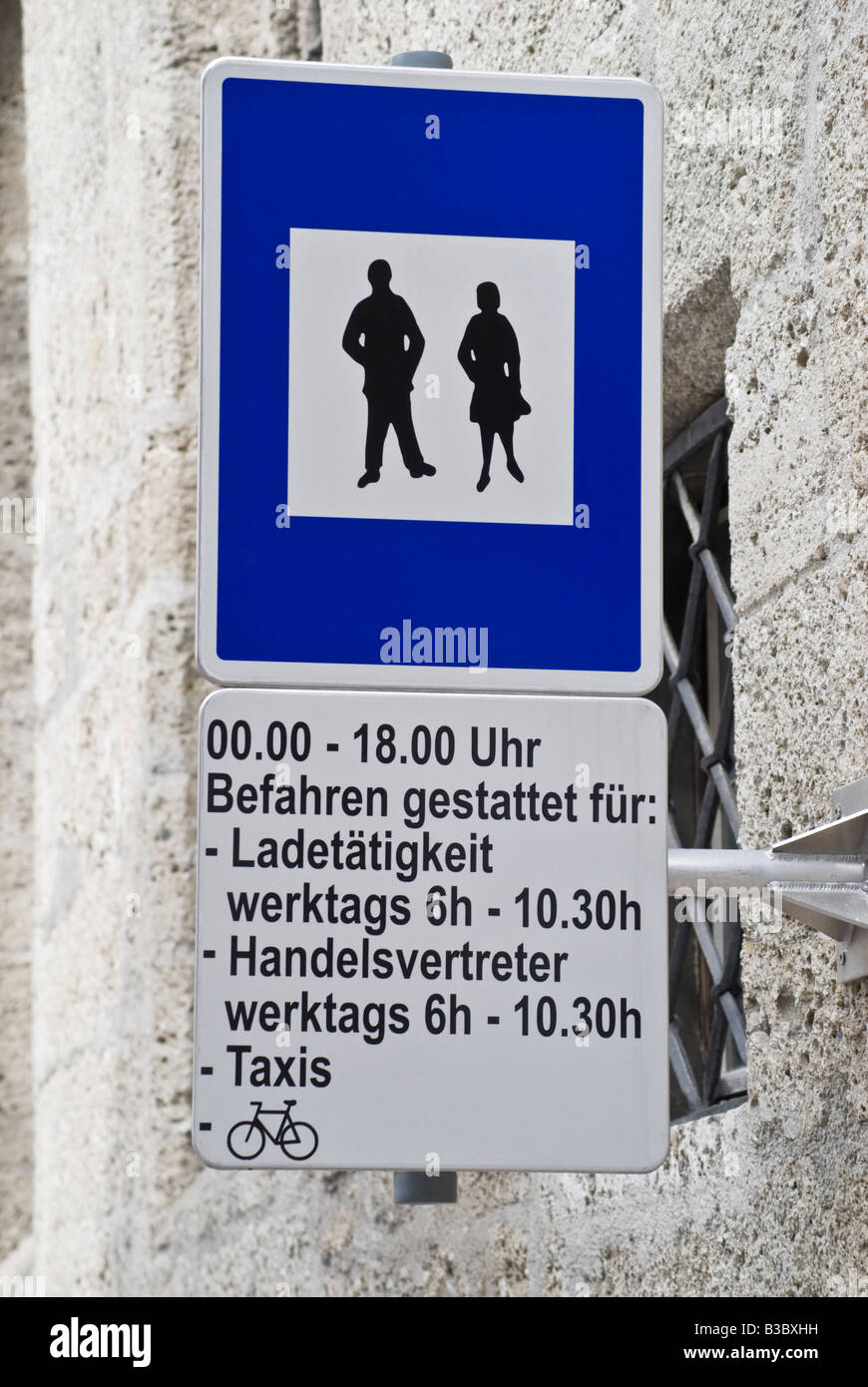 Salzbourg, Autriche. Zone piétonne signe. 'Midnight - 6h00. Le chargement et l'accès des entreprises - 6 jours de 10h30' Banque D'Images
