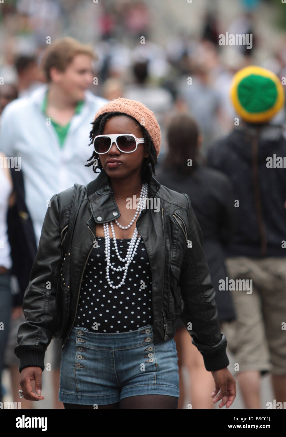 Les jeunes noirs foule femail Notting Hill London tendance Banque D'Images