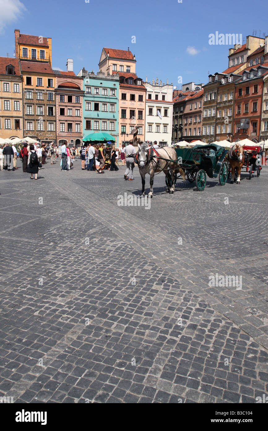 Pologne Varsovie la vieille ville historique, dans le Stare Miasto avec transport de chevaux pris l'été 2008 Banque D'Images