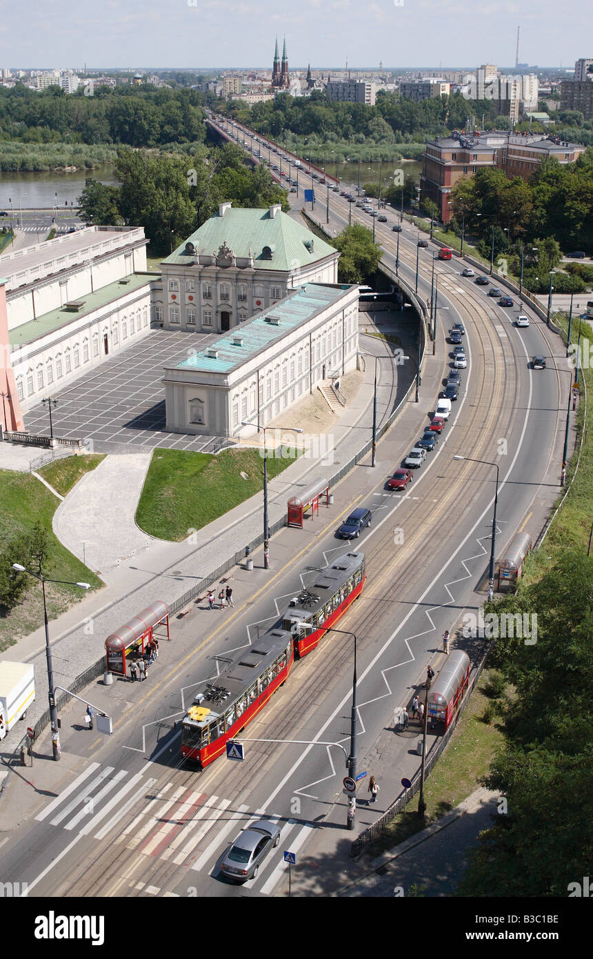 Pologne Varsovie tramway transport public sur le Slasko Dabrowski pont reliant la vieille ville et le faubourg de Praga rive gauche Banque D'Images