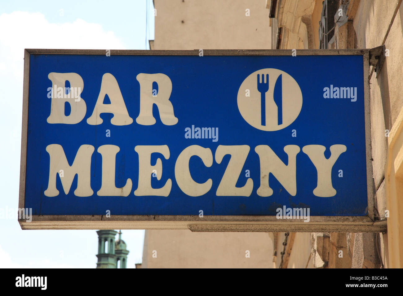 Pod Temida's Bar Mleczny signe, en dehors de ce lait populaire bar sur ul. Grodska à Cracovie, Pologne. Banque D'Images