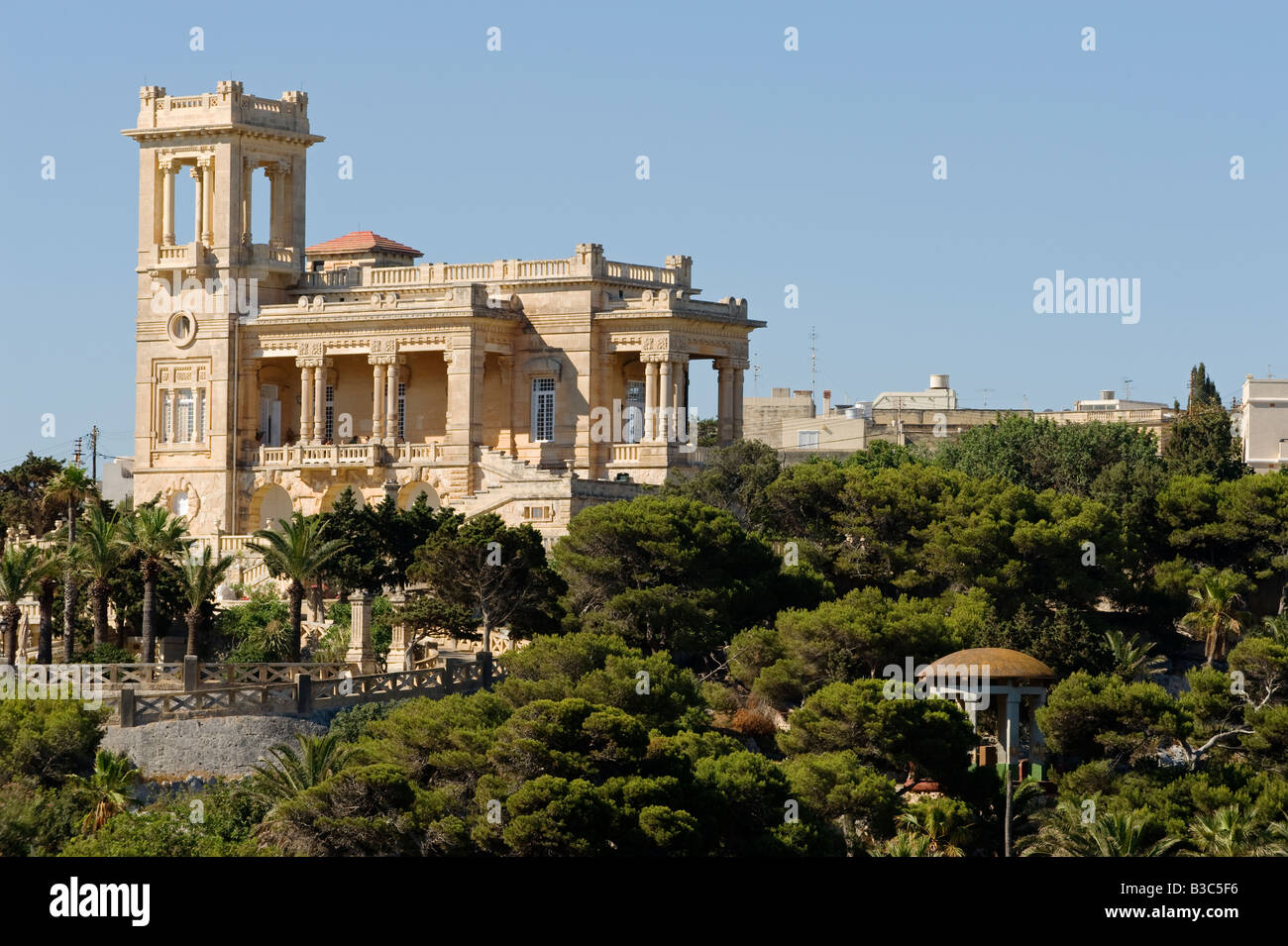 Malte, la baie de St George. Villa Rosa, un hôtel de luxe situé dans de magnifiques jardins regarde vers le bas sur la baie de St George. Banque D'Images