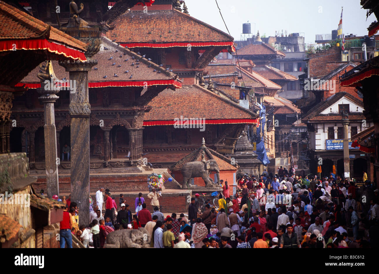 Le Népal, Vallée de Kathmandu, Patan. Situé à environ 5 km au sud de Katmandou dans la vallée de Katmandou, sur le côté sud de la rivière Bagmati, Patan est l'une des 3 villes royales de la vallée. Les autres sont Kathmandu et Bhaktapur. La ville est connue pour sa riche tradition d'art et de l'artisanat et comme le berceau des maîtres artisans et artistes tels que l'Arniko et Kuber Singh Shakya. Banque D'Images