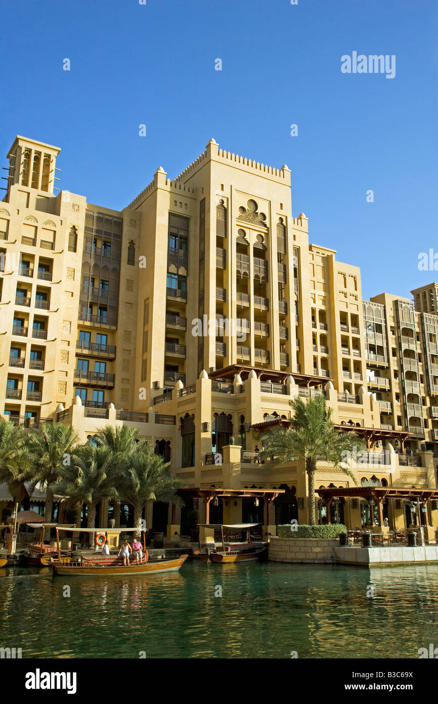 Emirats Arabes Unis, Dubaï. La façade de l'hôtel de luxe Madinat Jumeirah qui se traduit par la "Ville de l'hôtel Jumeirah" indiquant les cours d'eau utilisé pour connecter les différentes parties de l'hôtel complexe ensemble. Le concept est l'un des 'vieux Saoudite' dans un contexte luxueux totalement. Banque D'Images