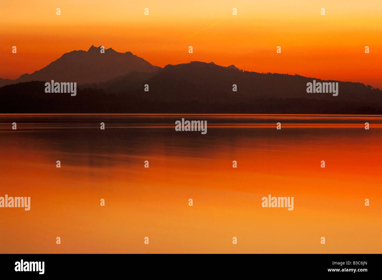 Coucher du soleil sur le lac de Zoug Zoug Suisse Banque D'Images