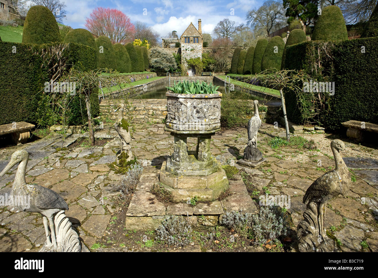 L'Angleterre, dans le Dorset. Mapperton House est une vallée romantique jardin profondément dans une combe Dorset perdue Banque D'Images