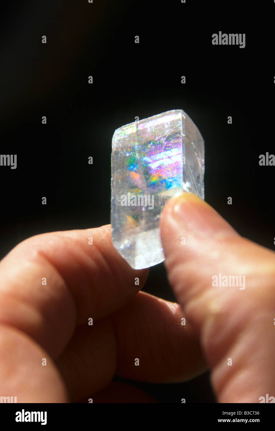 Interférences crée rainbow sur surface de cristal de quartz. Banque D'Images