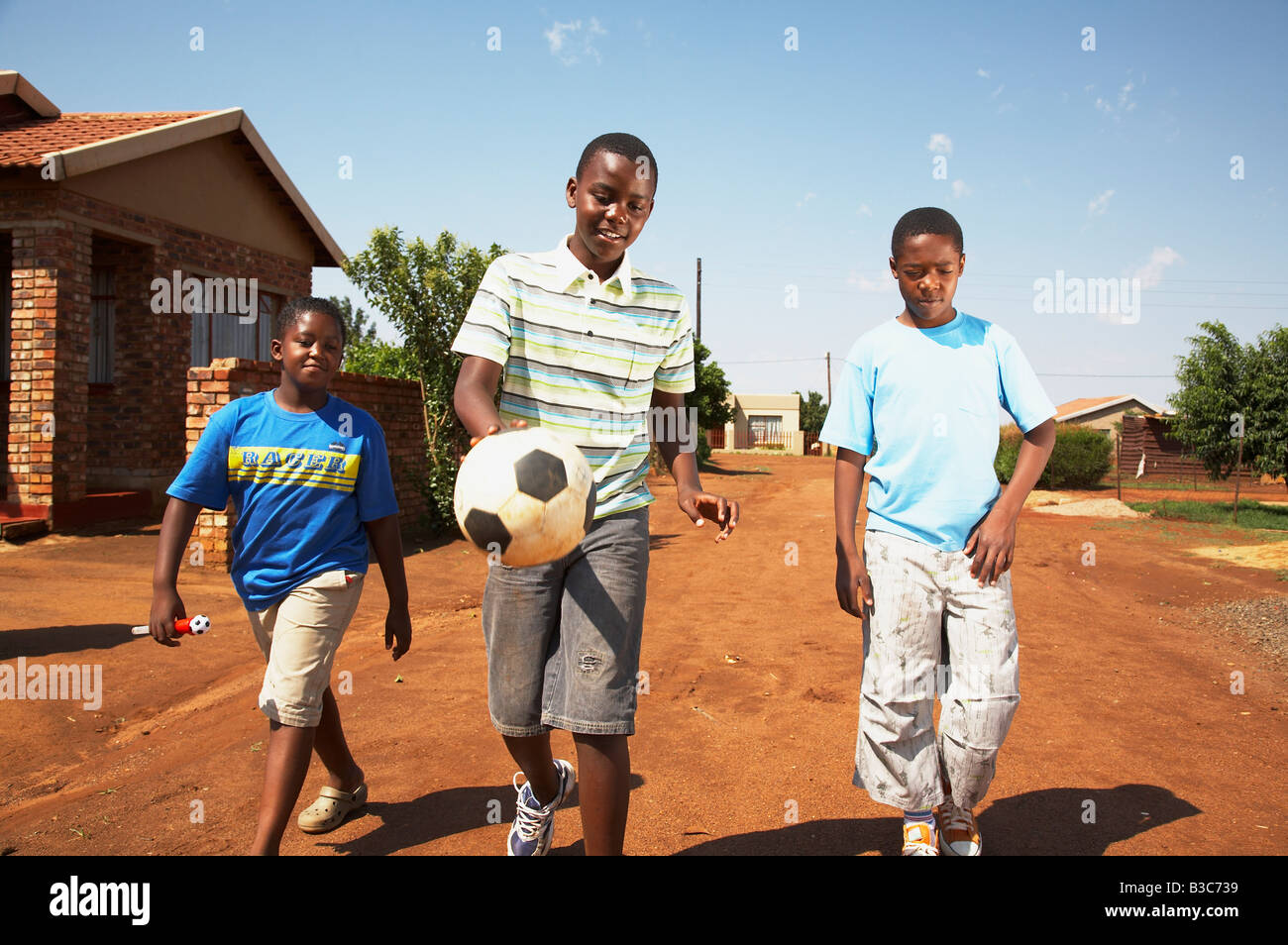 Garçons jouant au football africain Banque D'Images