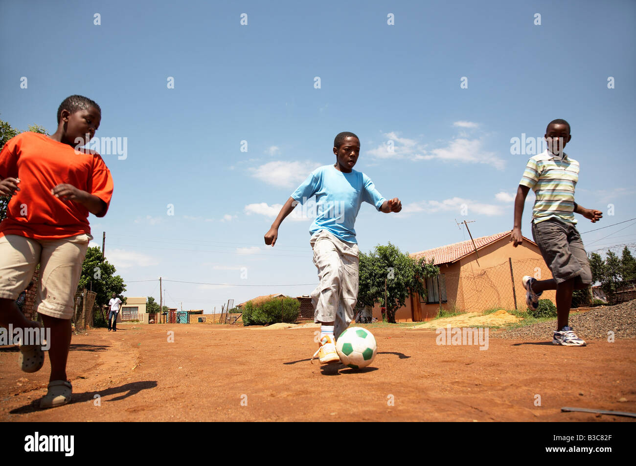 Garçons jouant au football africain Banque D'Images
