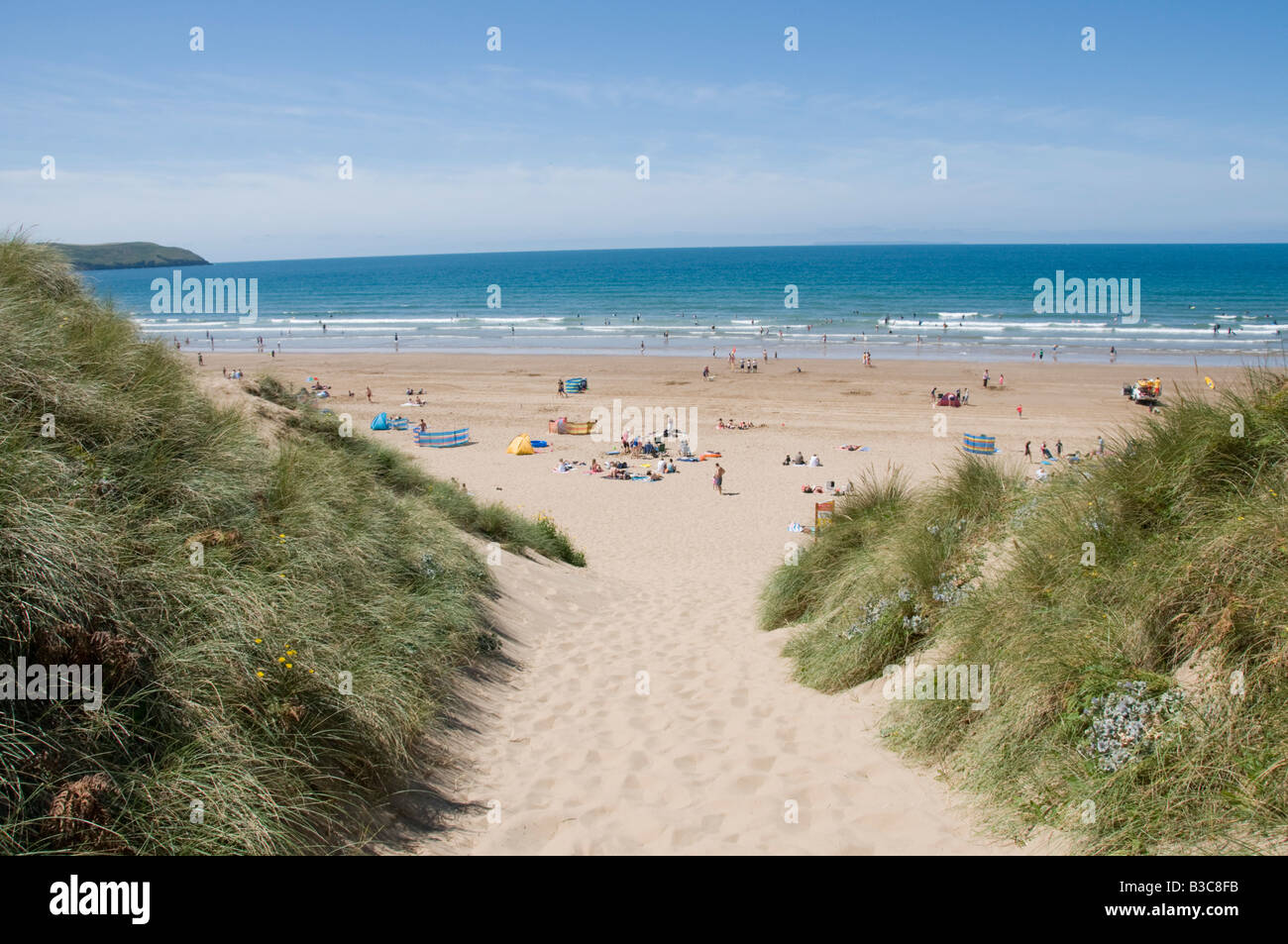 Les vacanciers sur la plage de Woolacombe, North Devon Banque D'Images