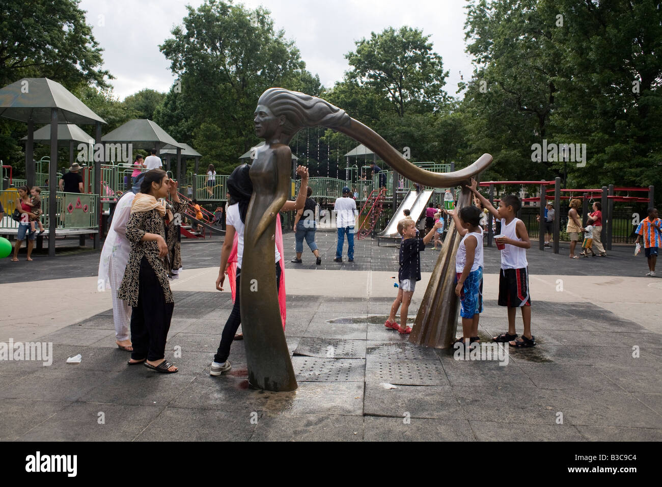 Famille à la harpe fontaine dans le parc Prospect Brooklyn New York Banque D'Images Famille à la harpe fontaine dans le parc Prospect Brooklyn New York Banque D'Images