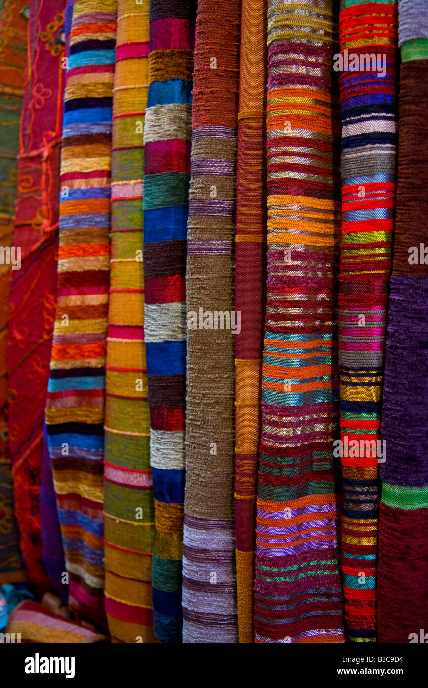 Tapis et couvertures en vente dans les souks de Marrakech Banque D'Images