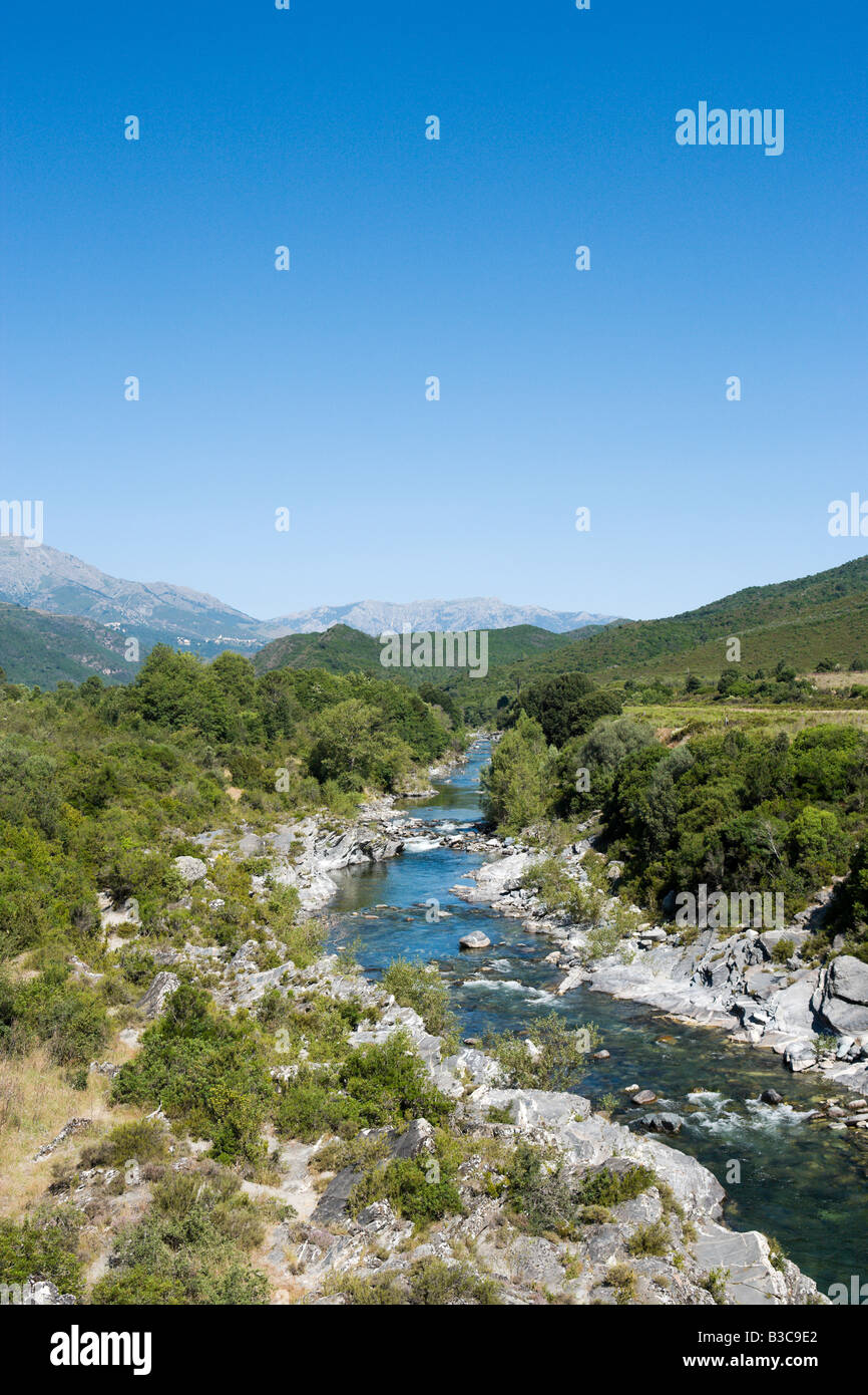 Vue du pont genois (pont génois) sur le fleuve Tavignano sur la N200 entre Corte et Aleria, le Centre de la Corse, France Banque D'Images