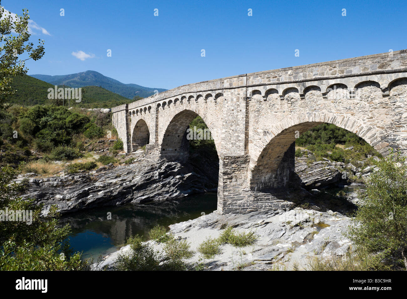 Pont Genois (pont génois) sur le fleuve Tavignano sur la N200 entre Corte et Aleria, Venachese, Centre de la Corse, France Banque D'Images