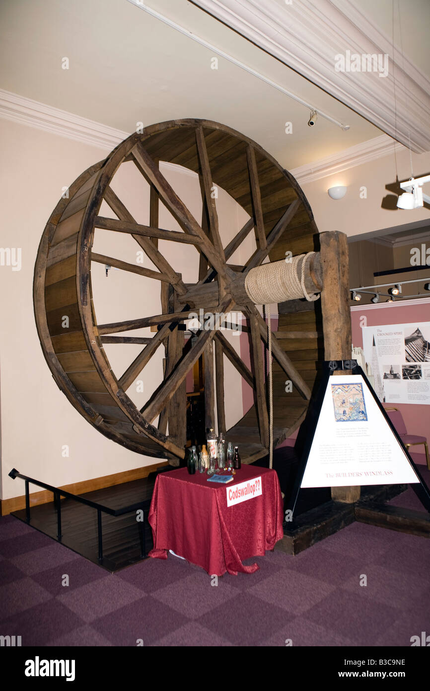 Chesterfield Derbyshire UK St Marys Gate médiévale Musée windlass utilisé dans la construction de l'église paroissiale Banque D'Images