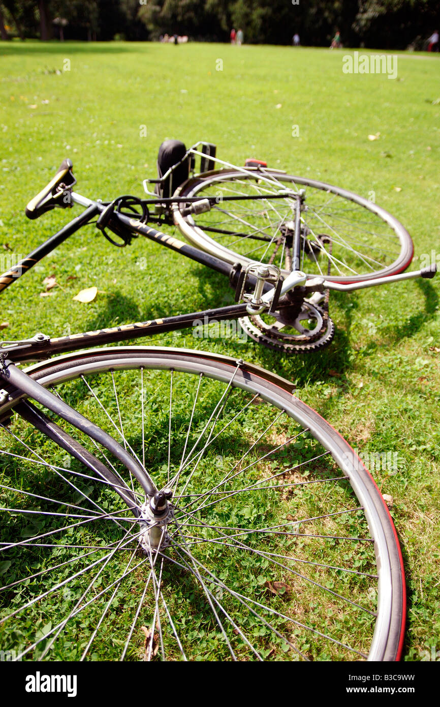 Vélo de course couché sur l'herbe verte prairie pelouse vide plein air Banque D'Images