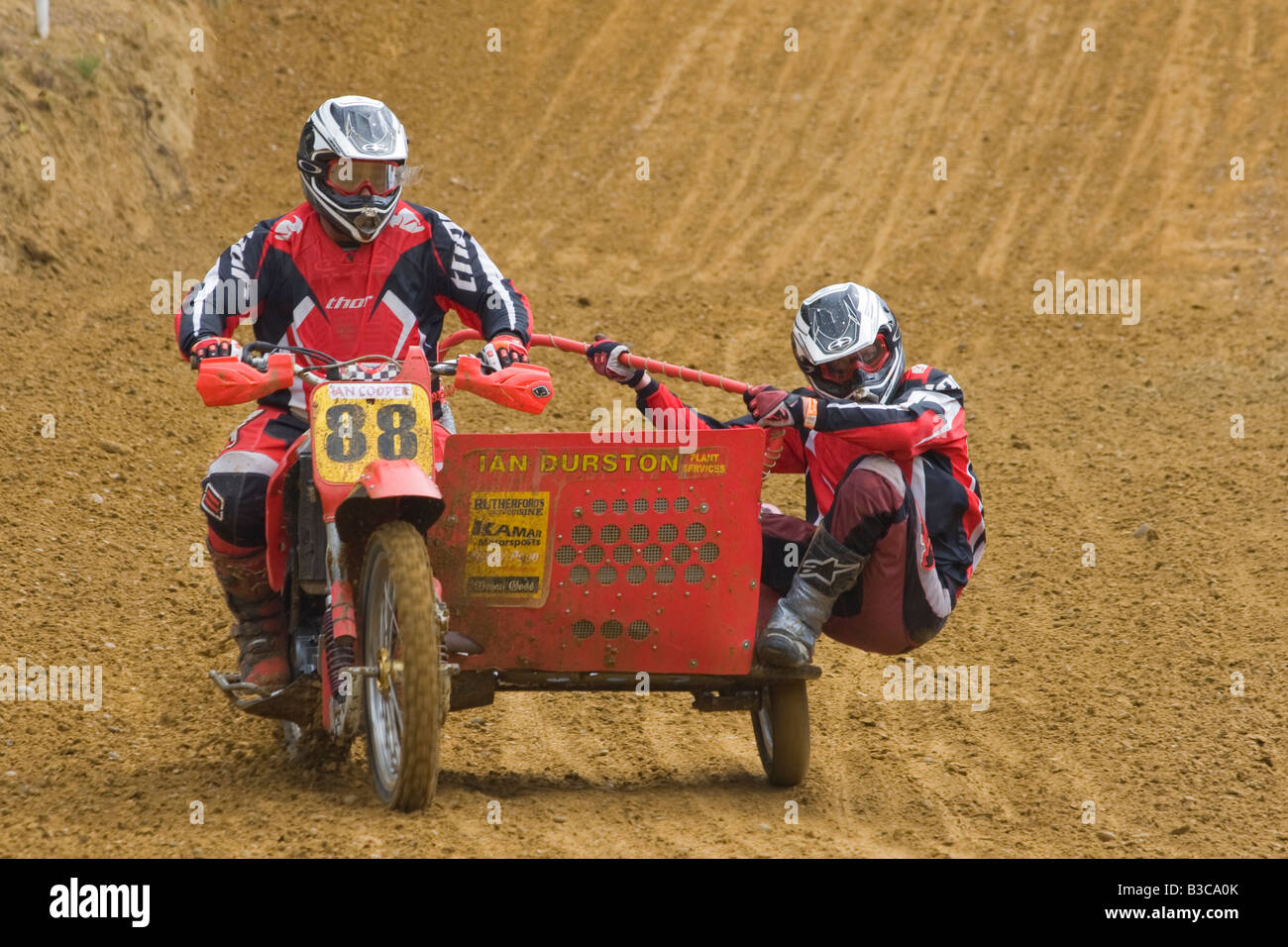 Sidecar Motocross racers sur angle approche piste sablonneuse Banque D'Images