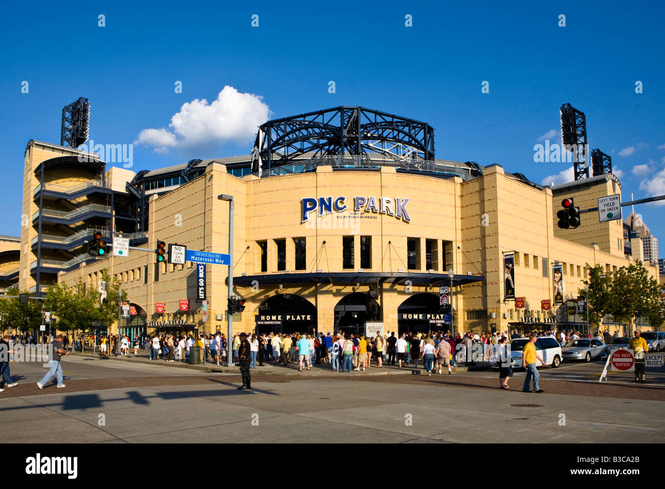 Des foules de fans entrent dans le PNC Park pour un match de baseball des Pirates, Pittsburgh, Pennsylvanie Banque D'Images