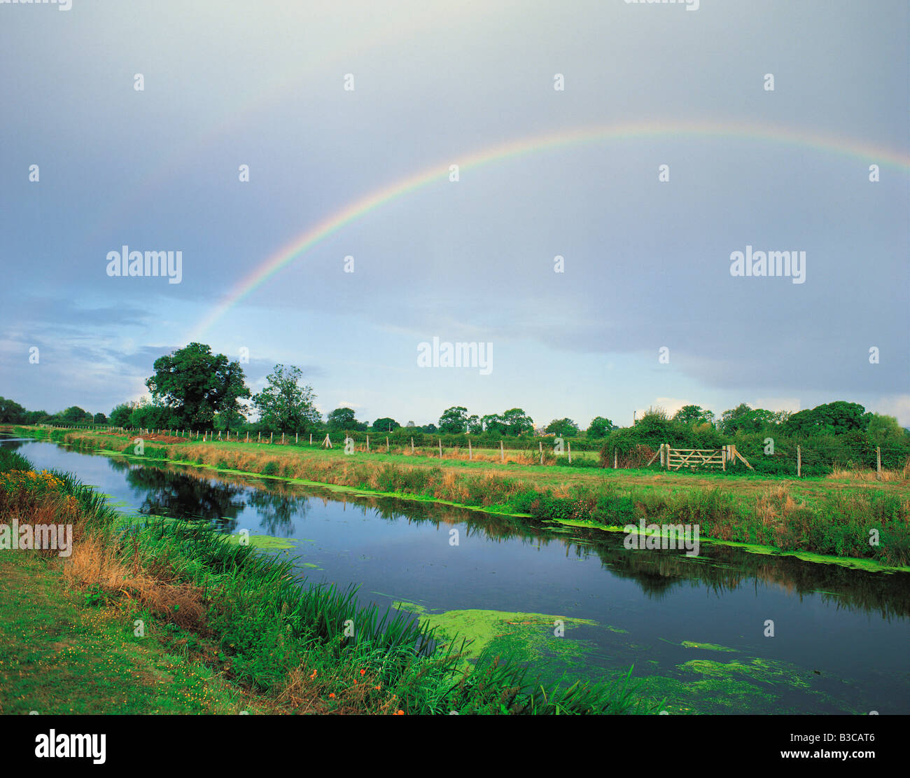 Arc-en-ciel au-dessus de la rivière et du paysage sonore dans Somerset, England Banque D'Images