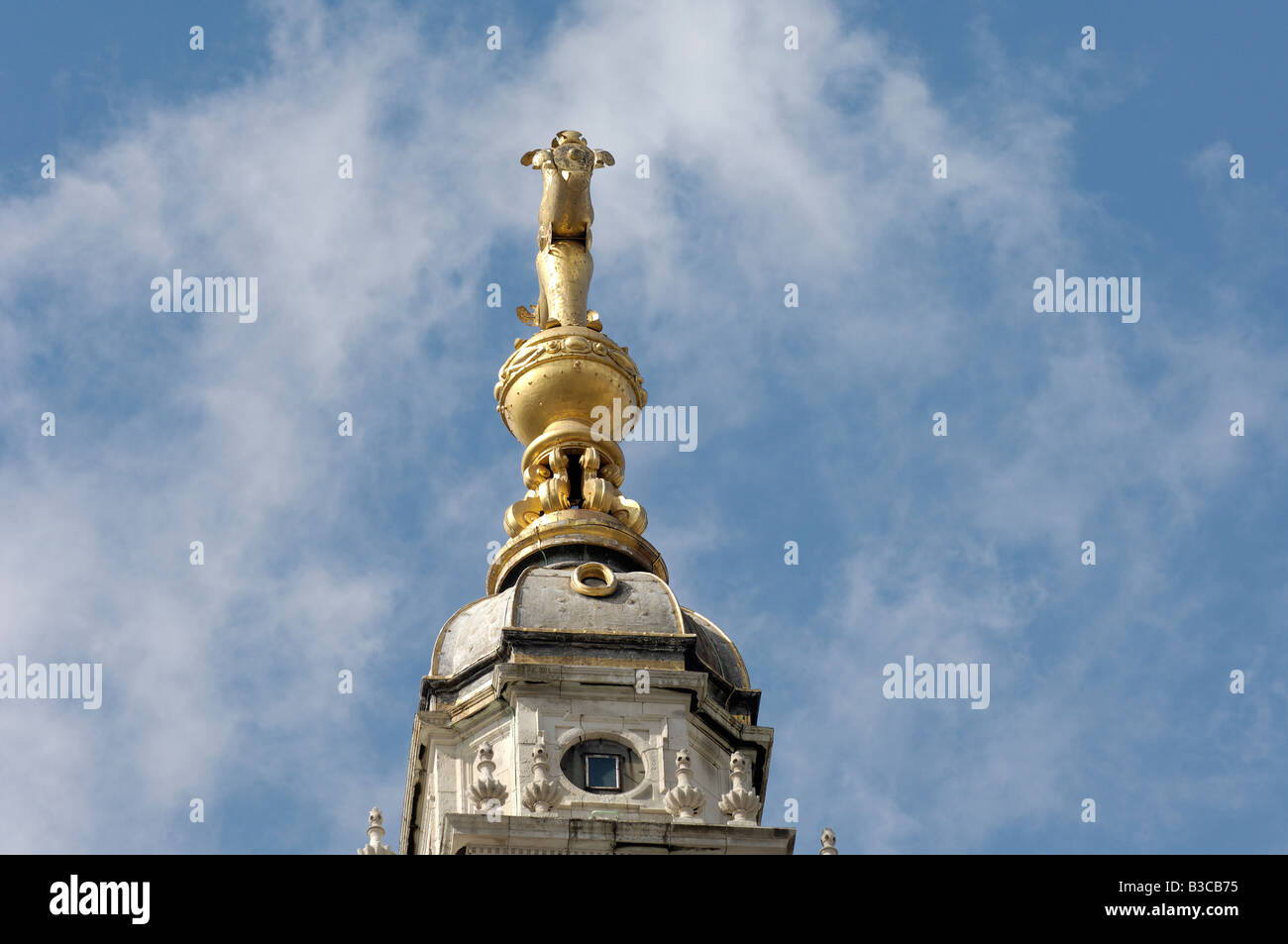 Le ballon d'or et de la lanterne sur le haut de la coupole de la Cathédrale St Paul, à Londres. Banque D'Images