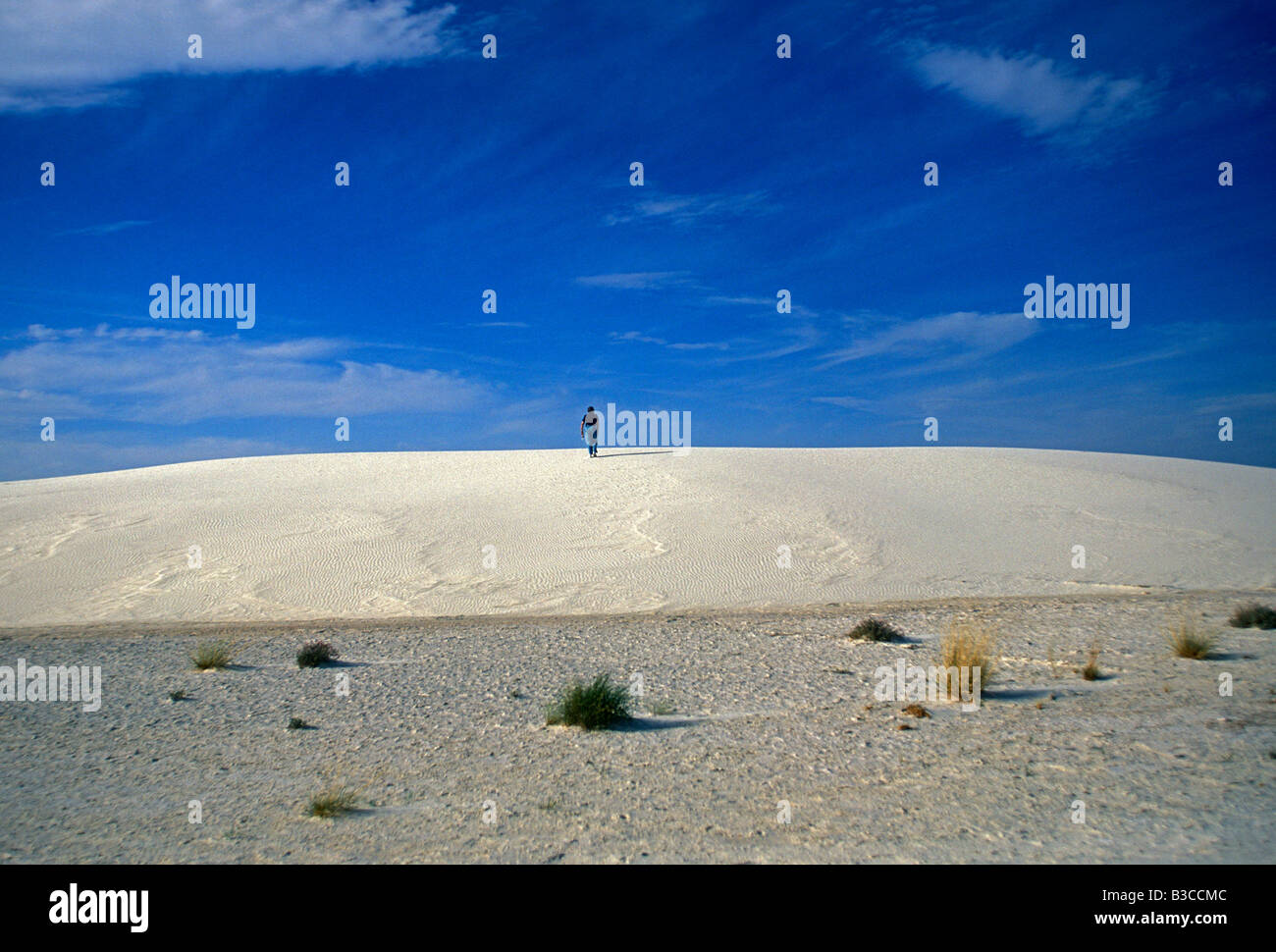 Randonnée randonneur femme, dune de sable, dunes de sable, White Sands National Monument près de Alamogordo, New Mexico, United States, Amérique du Nord Banque D'Images