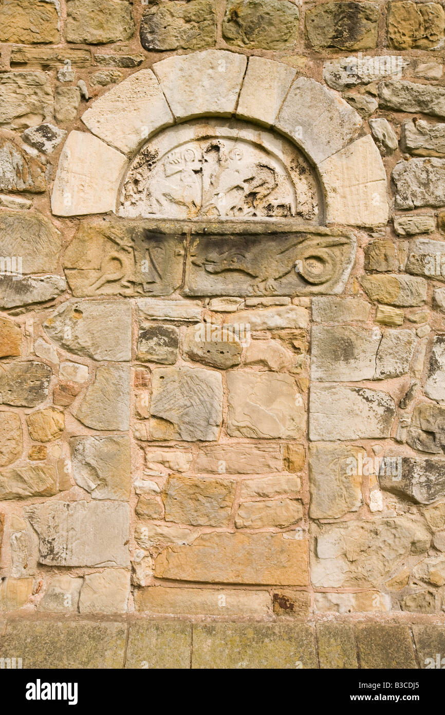 Chesterfield Derbyshire UK Ault Hucknall St Jean le Baptiste vieux saxon linteau de porte de l'église Banque D'Images