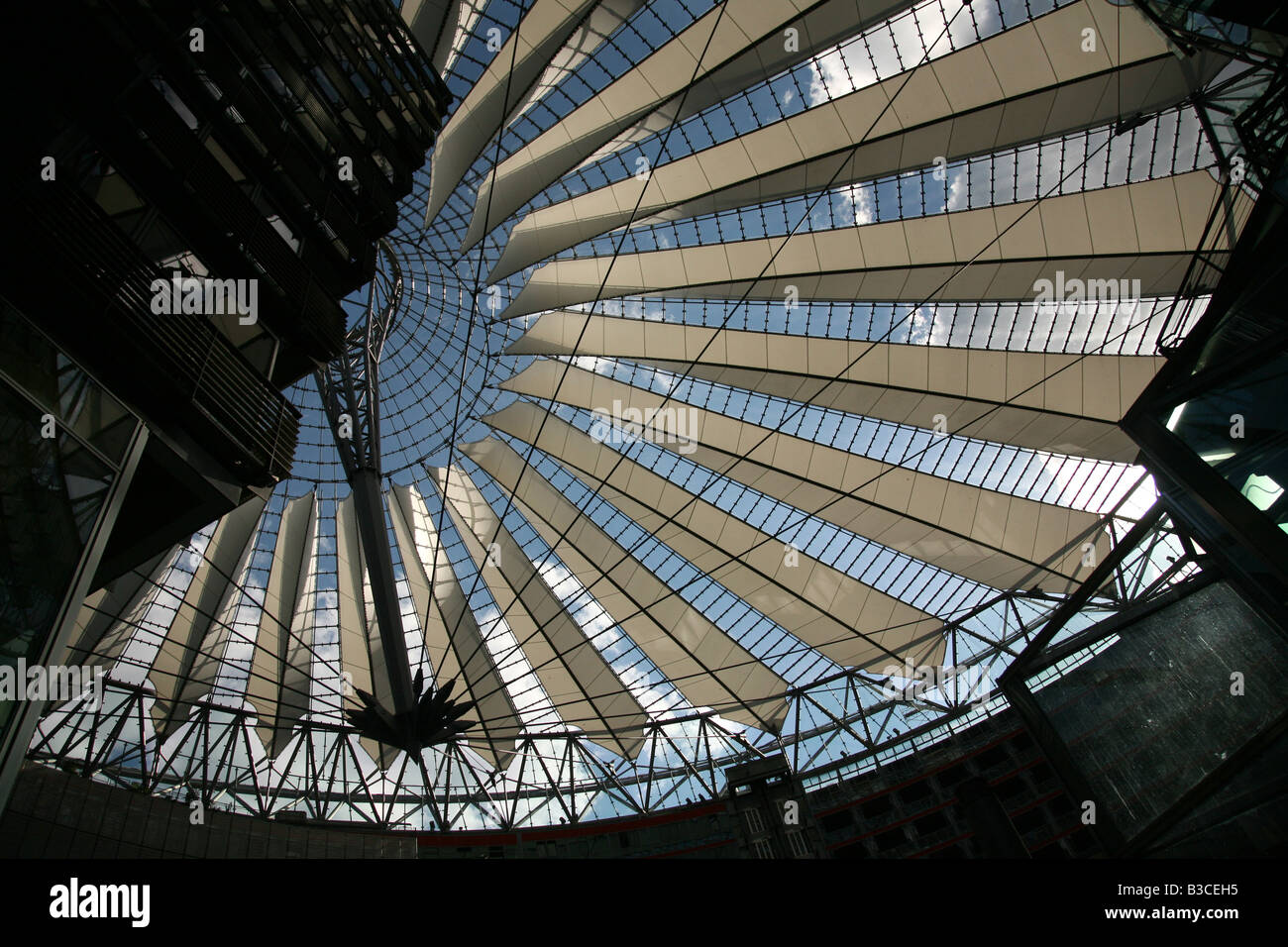 Immense dôme du Sony Center conçu par Helmut Jahn à Potsdamer Platz à Berlin, Allemagne Banque D'Images
