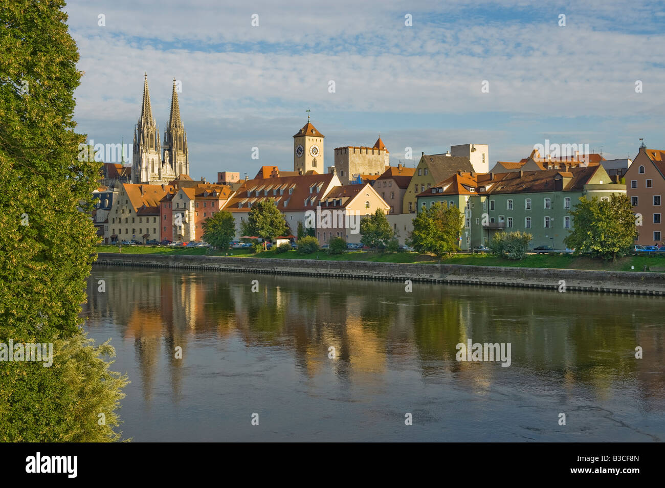 Le patrimoine culturel mondial de l'UNESCO de la vieille ville de Regensburg City River riverside rivière danube soirée coucher du soleil l'eau Banque D'Images