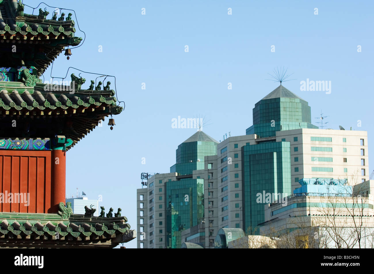 La Chine, Beijing, le district de Chaoyang. Dongyue temple -nouvelles contrastées et l'architecture ancienne dans la CDB. Banque D'Images