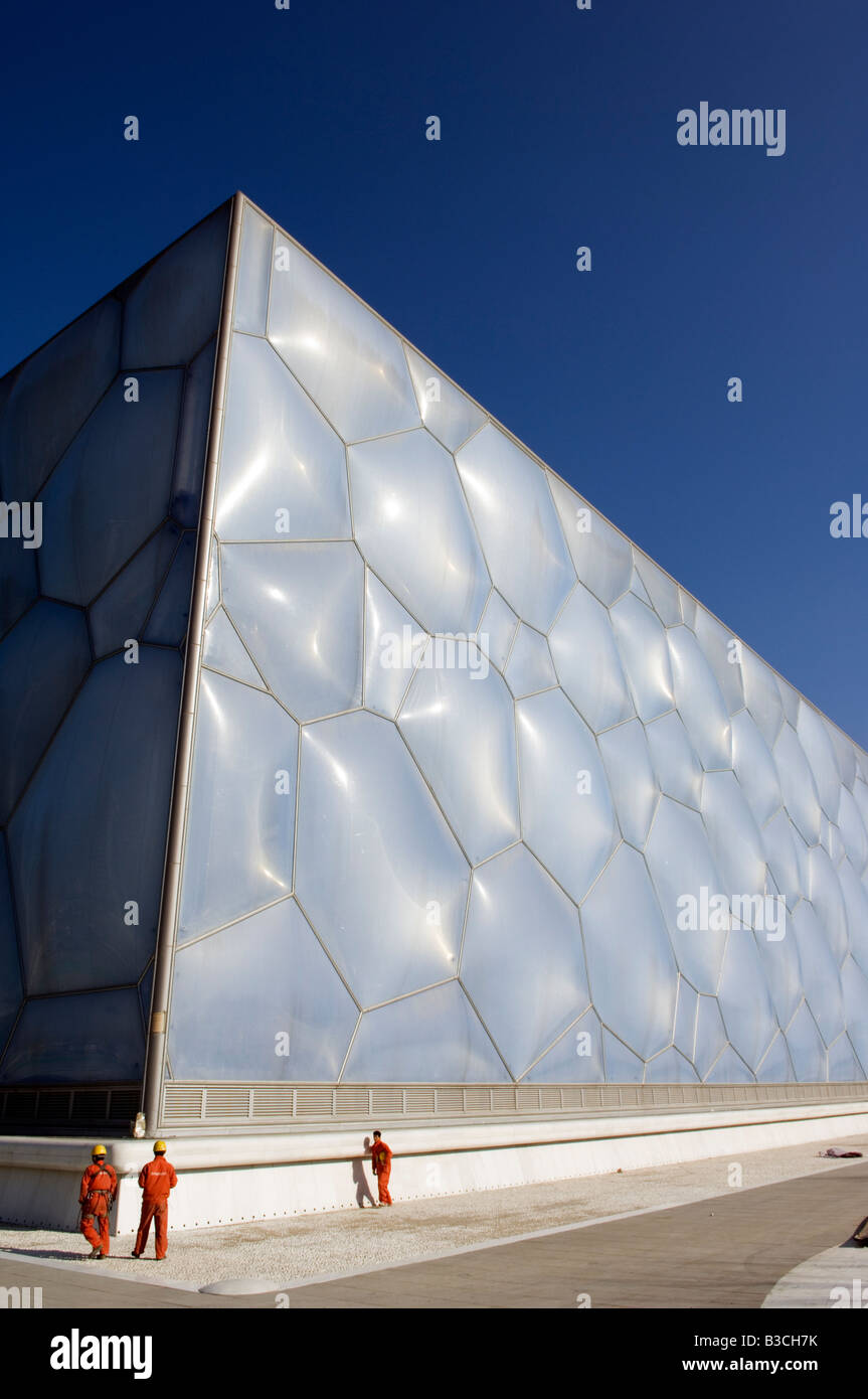 La Chine, Beijing. Le cube d'eau Le Centre national de natation natation arena dans le parc olympique. Banque D'Images