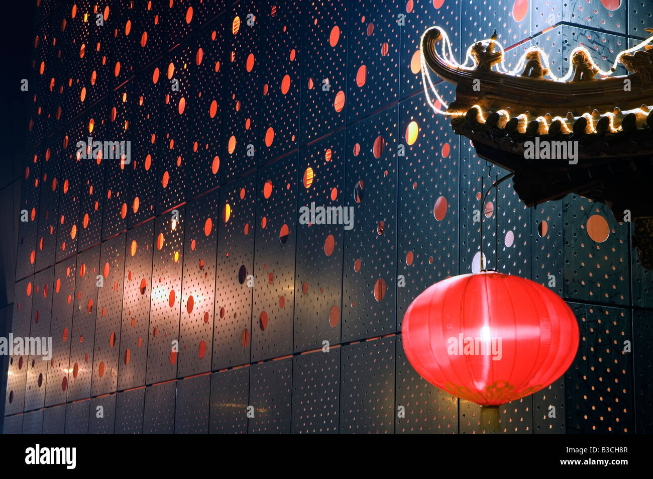 La Chine, Beijing. Nouvel An chinois Fête du Printemps - lantern décorations sur un restaurant avant. Banque D'Images