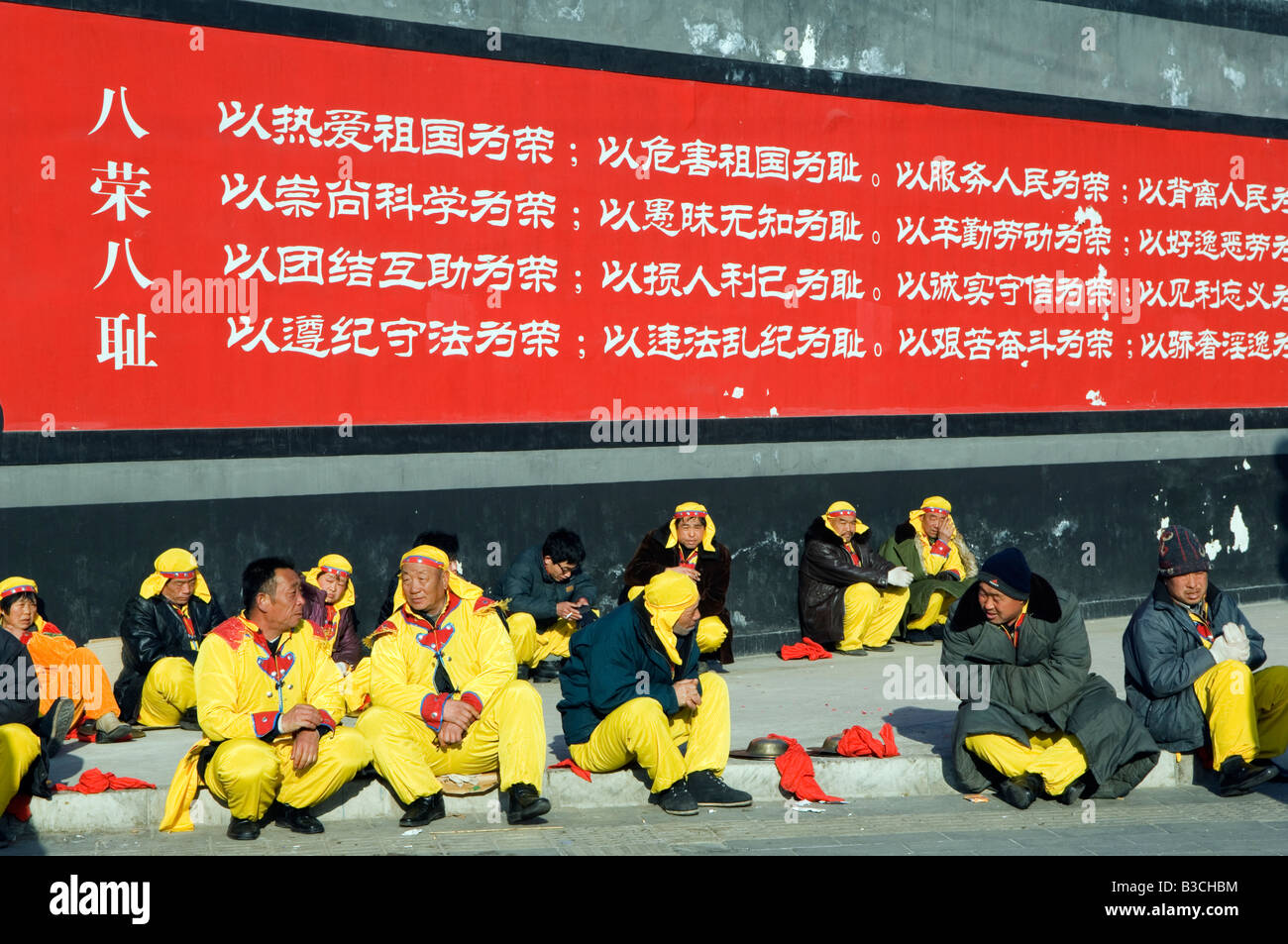 La Chine, Beijing. Changdain foire de rue - Nouvel An chinois - Festival de Printemps des artistes de tambour en faisant une pause Banque D'Images