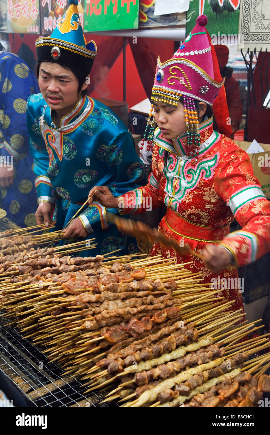 La Chine, Beijing. Nouvel An chinois Fête du Printemps - Changdian street fair - décrochage musulmane du Xinjiang les vendeurs de préparer des aliments à partir de Banque D'Images