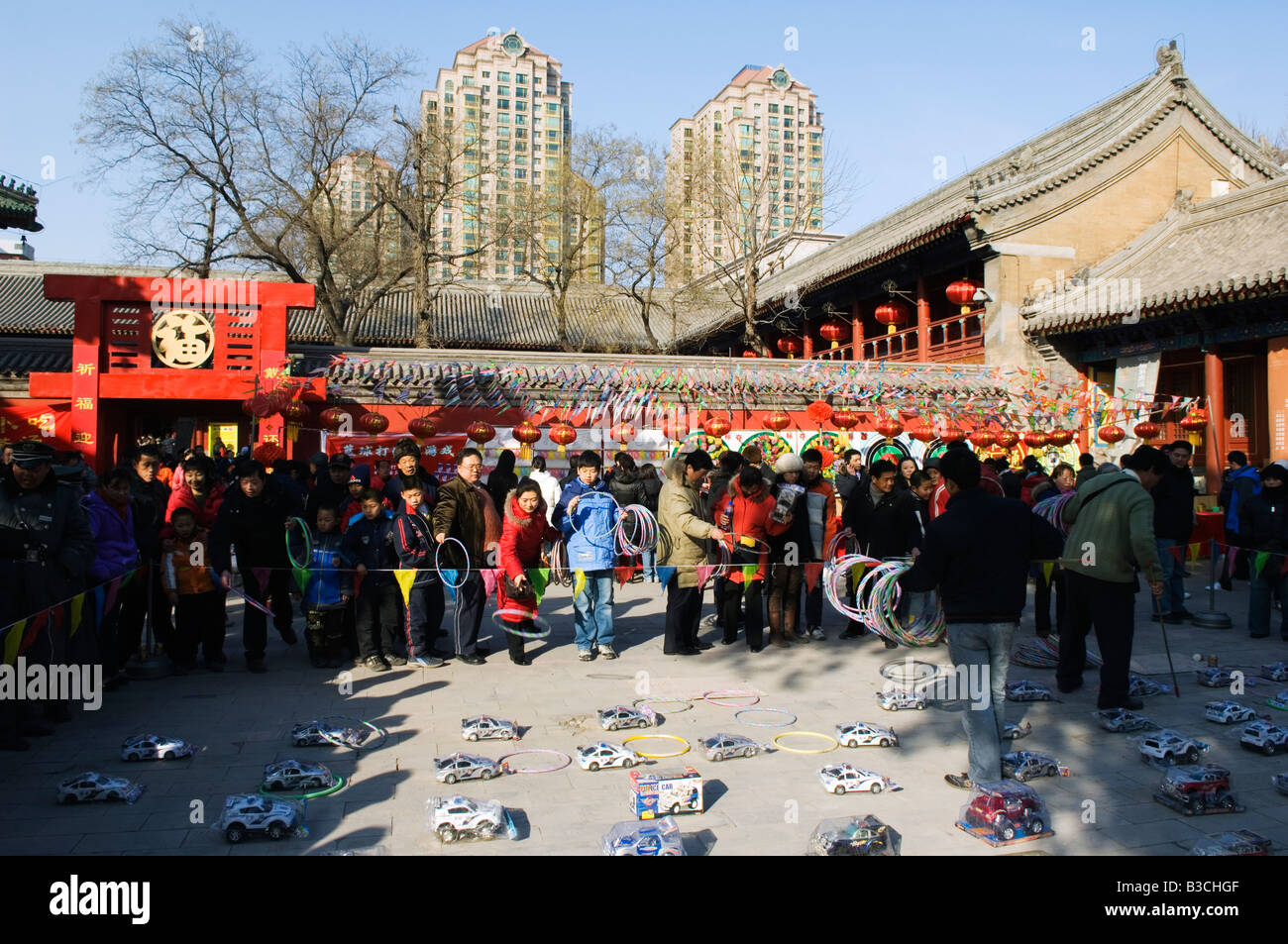 La Chine, Beijing. Nouvel An chinois Fête du Printemps enfants jouant un jeu Donyue lauréat du prix au temple et Musée des Arts Populaires de Beijing Banque D'Images