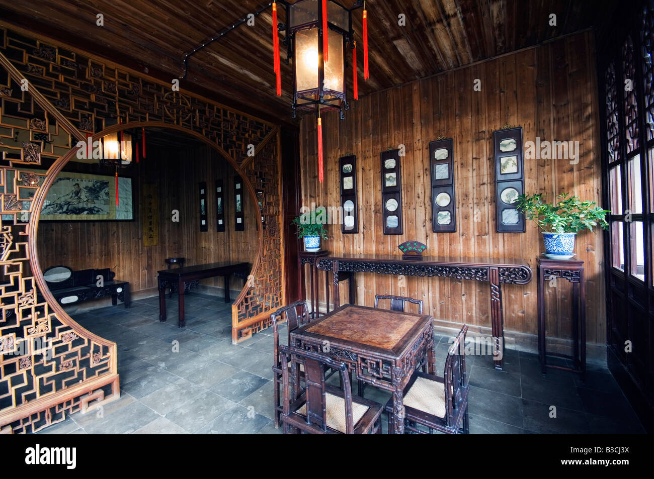 La Chine, la province de Jiangsu, Suzhou City. Les Couples Garden Retreat, décorées dans des meubles de la dynastie Qing, construit pendant le règne de l'empereur Guangxu (1875-1908) Patrimoine mondial classé par l'UNESCO en 2000. Banque D'Images