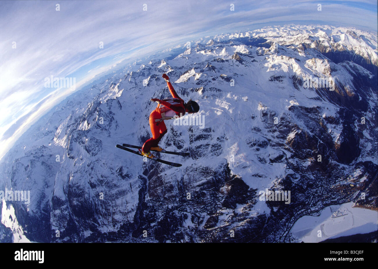 Une femelle skysurfer saute avec ciel au-dessus de St Moritz en Suisse contexte montre la coupe du monde de descente race track Banque D'Images
